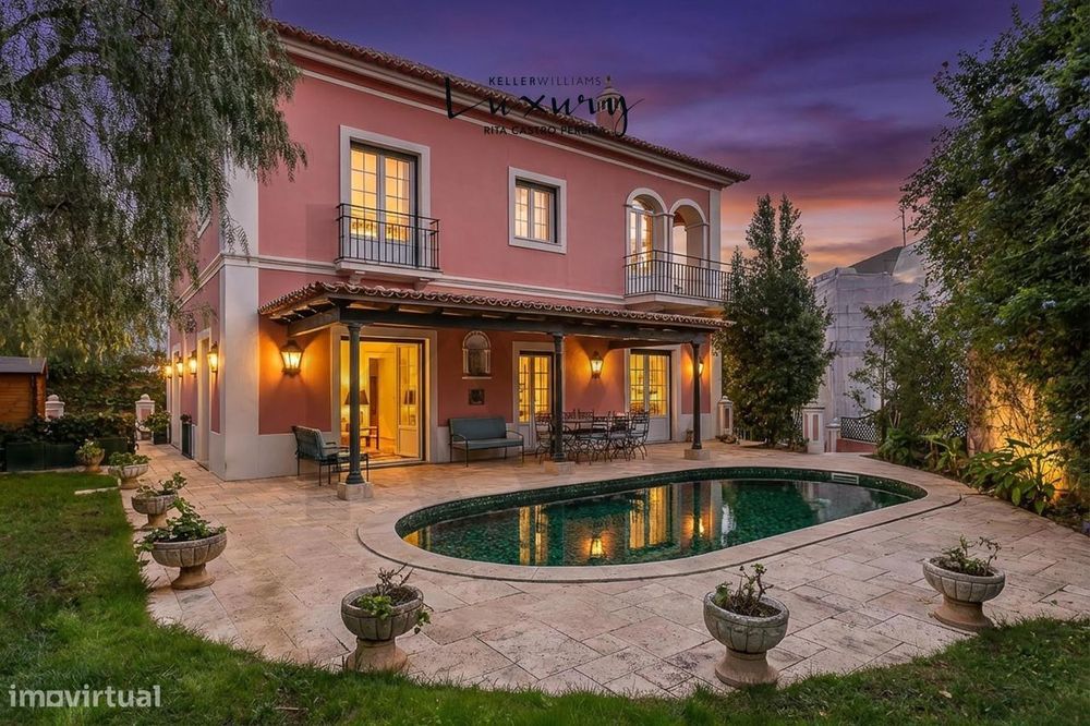 Moradia T4 de traça antiga, com Jardim e Piscina para venda no centro