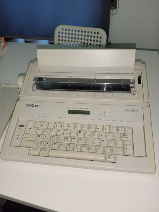 Máquina de escrever eletrônica