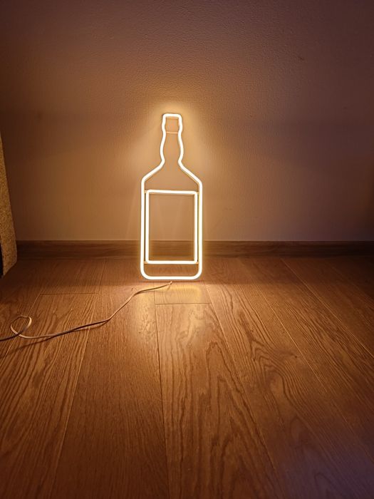 Neon butelka whisky sprawny