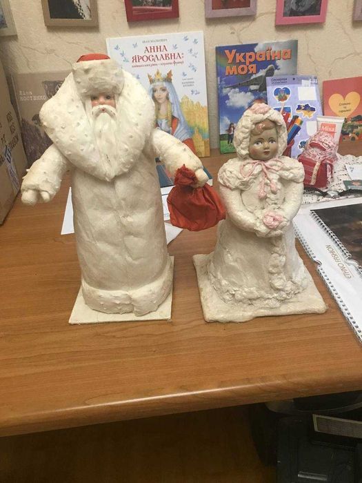 Фигурки деда мороза и снегурочки