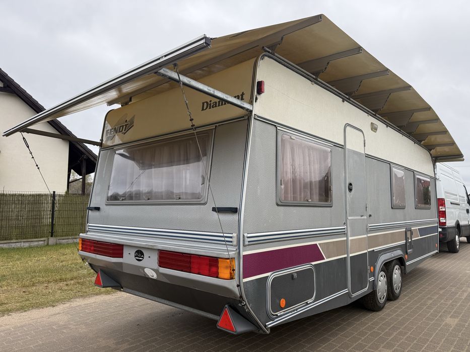 Fendt 615 z dachem ochronnym.