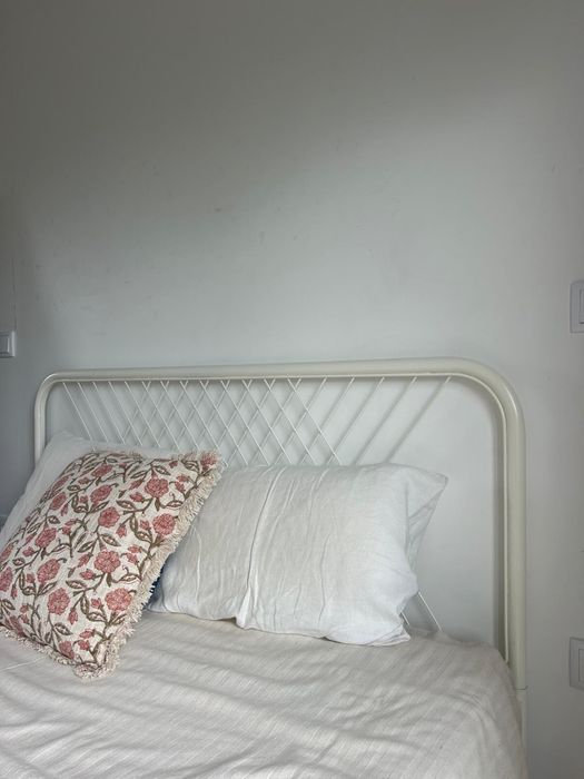 Cama em ferro Ikea