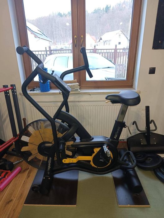 Profesjonalny rower treningowy powietrzny Airbike Beast - inSPORTline