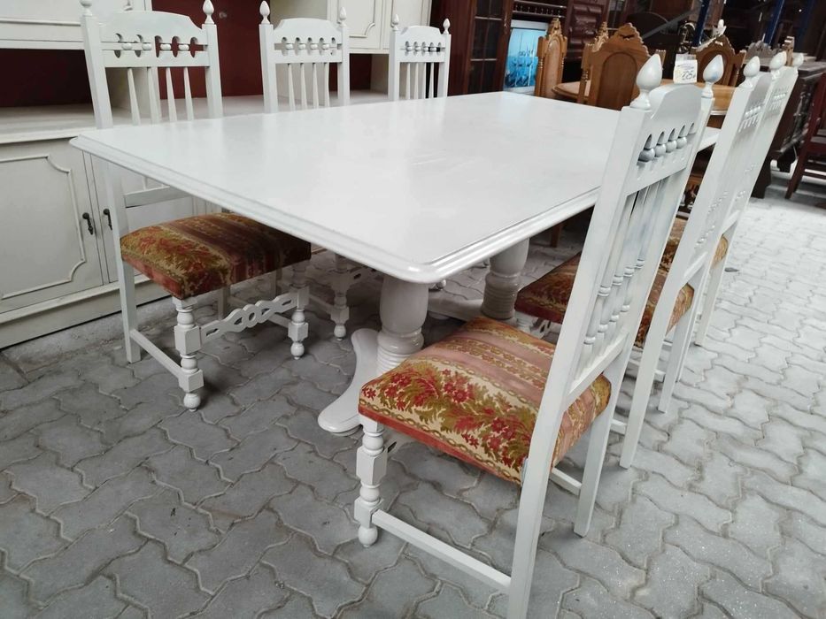 Mesa com cadeiras vintage pintada a bege