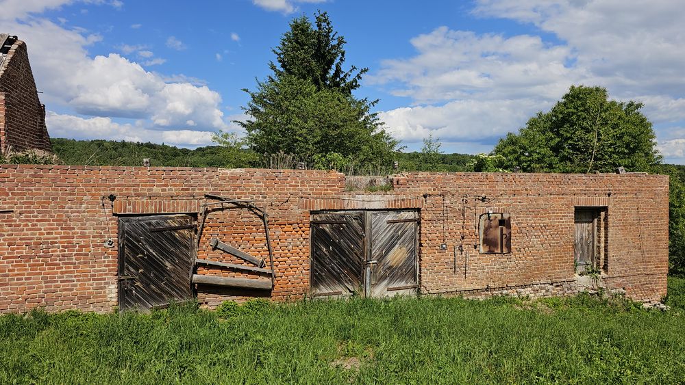 Budynek z czerwonej cegły do rozbiórki