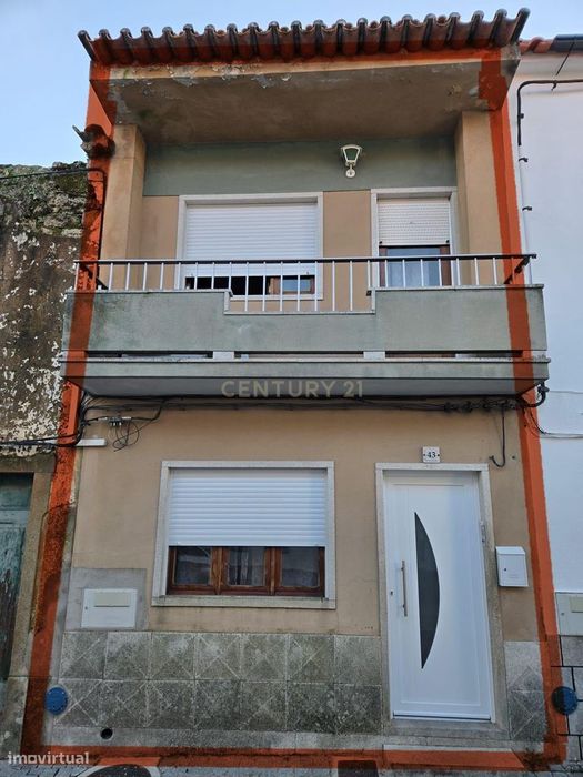 Moradia T4 pronta a habitar no centro de Alcains