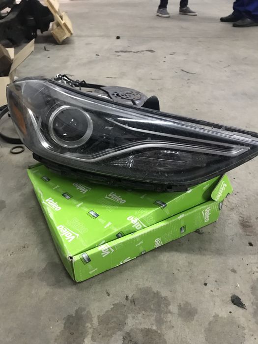 Правая передняя фара на Elantra sport 2018