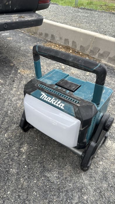 Holofote a bateria makita