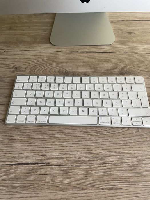 Vendo computador Mac usado com teclado e rato .. ofereço candeeiro