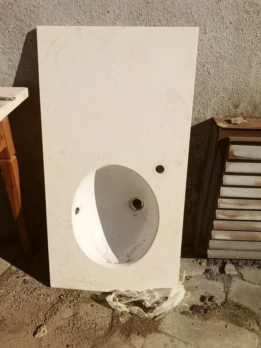 Lavatório embutido em pedra