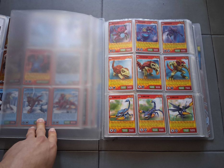 Coleção Invizimals e Invizimals Nova Aliança (Incompleta) - Cadernetas + Cartas