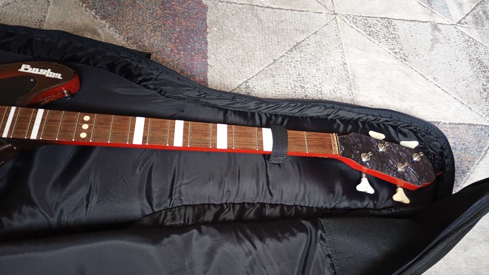 Gitara basowa Boston