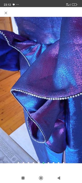 Дизайнерська сукня хамелеон з камінцями має розріз