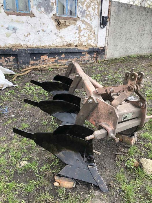 Продам плуг Полігон на високій стійці.