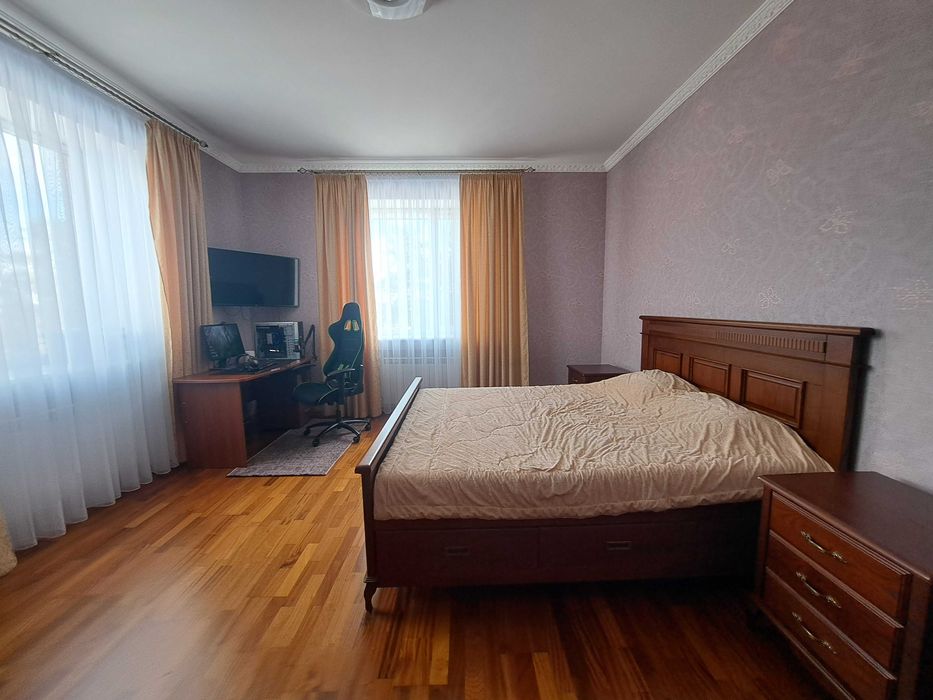 ПРОДАЖ БЕЗ КОМІСІЇ. Триповерховий будинок в с. Гореничі вул Мрії Площа будинку 398,5 кв.м. Ділянка 40 соток з ландшафтним дизайном