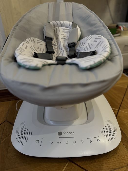 Заколисуючий центр mamaRoo 5.0