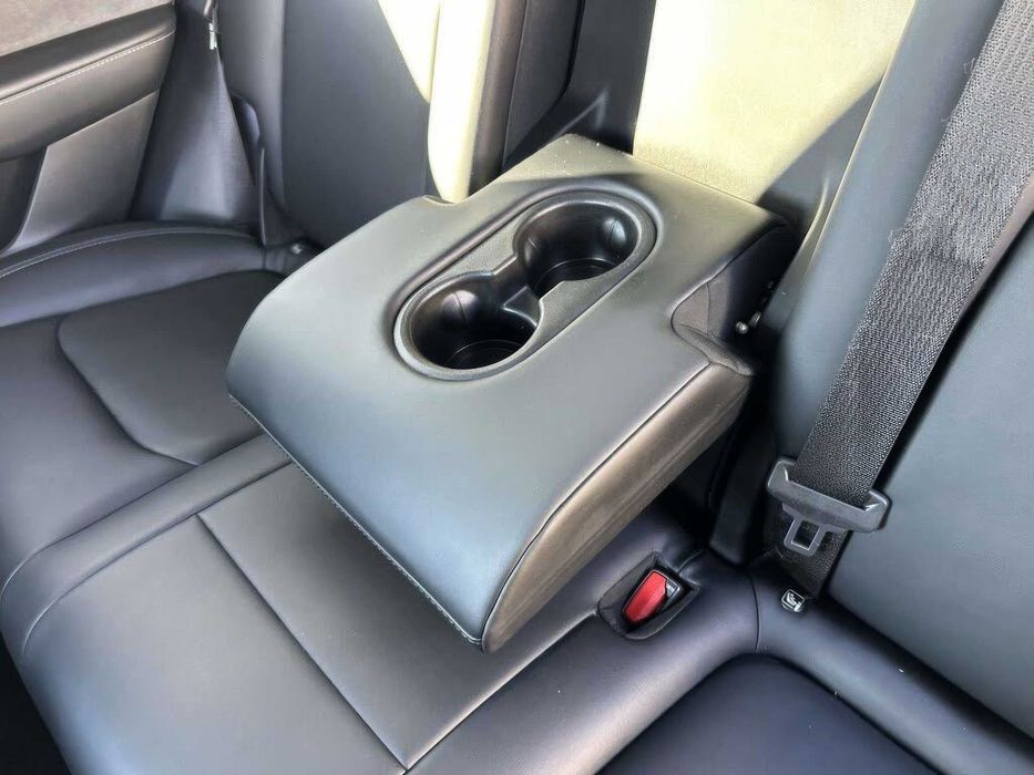 Tesla Model Y      2023