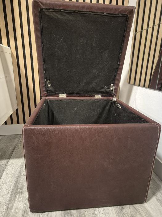 Conjunto 4 cadeiras lacadas de pele e puff