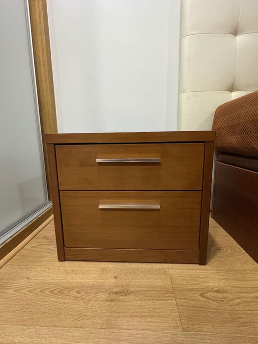 Sommier e duas mesinhas de cabeceira