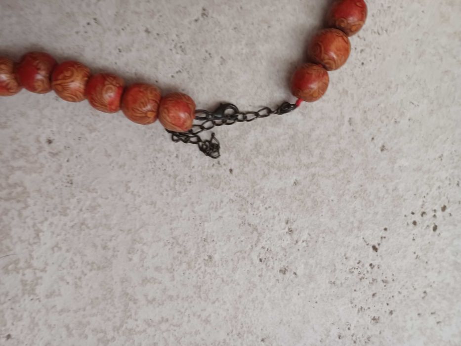 Colar com contas em madeira