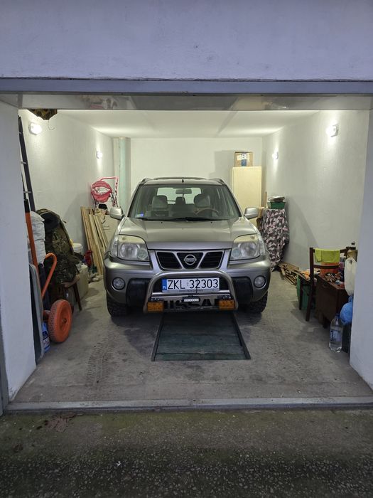 В нісані замінені масла двигуна та коробки,всі фільтри, масло в роздатці,тормозна рідина та антифріз. Повний привід працює відмінно! Стоїть резина болотна зима.Додаткові протитуманки. Акумулятор 870 МА.Ч.моцний. Пічка гріє як в сауні. Кондиціонер заправленний і працює.Масло міняю на 5 000 кожен раз. І після 2000 км. Додаю в двигун  присадку від бердаль для покращення властивостей масла.В дизельне паливо додаю присадку для дизеля від бердаль. І заправляю машину тільки через лійку з каністри. Щоб не попало нічого з пістолета до форсунок. По ходовій замінено все що потребувало уваги на сервісі майстром. Машина технічно у гарному стані! 
ВАЖЛИВО : переїхав у м. Рівне!