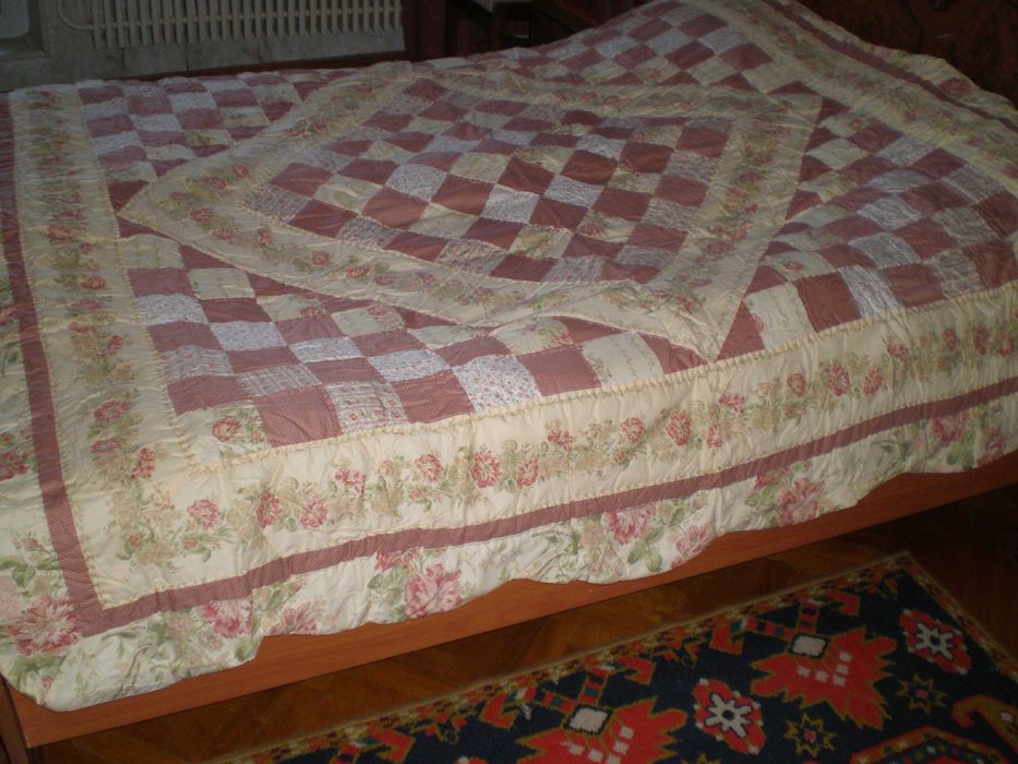 Покрывало и 2 наволочки.