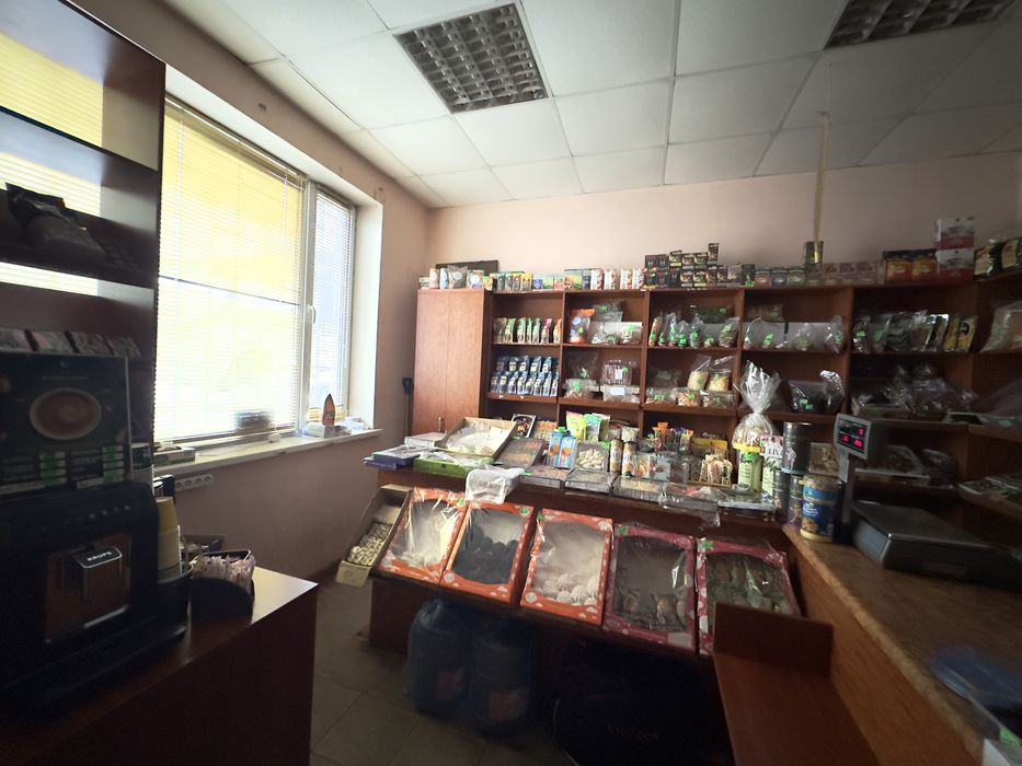 ** Ріпкинська! 50 кв.м., можна частину! Місце для реклами!