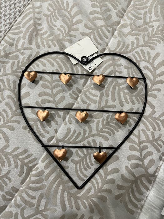 Placa preta com detalhes em coração