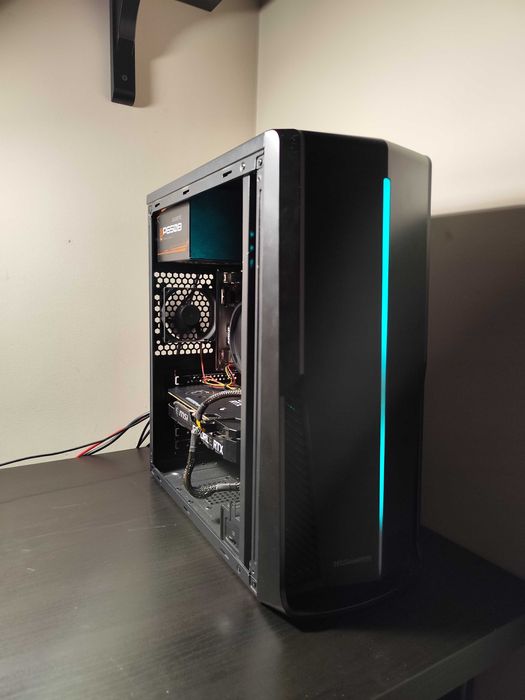 Computador gamer e monitor.