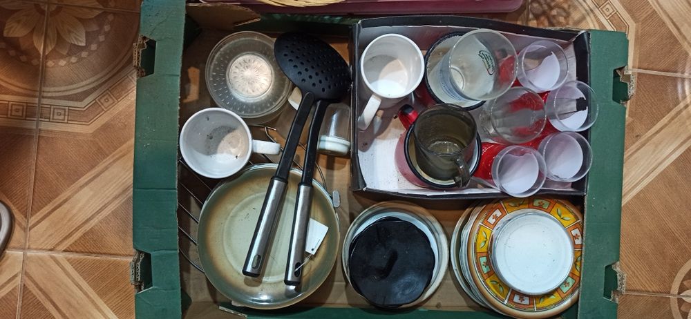 Różne  talerze, szklanki itp.