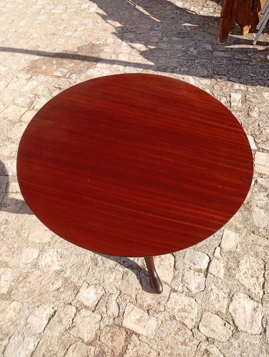 Mesa de apoio redonda com tampo basculante