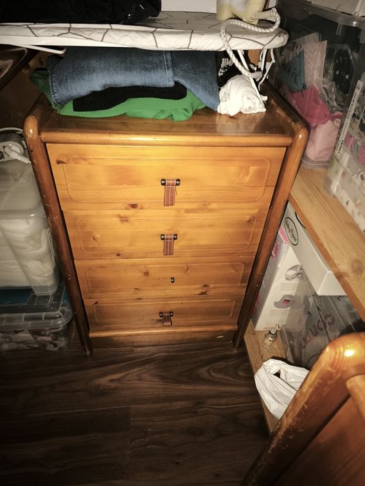 Mobília cómodas e secretária