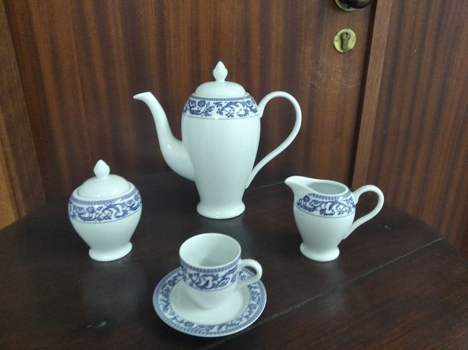 Serviços de Jantar (12 Pessoas) + OFERTA do de Café