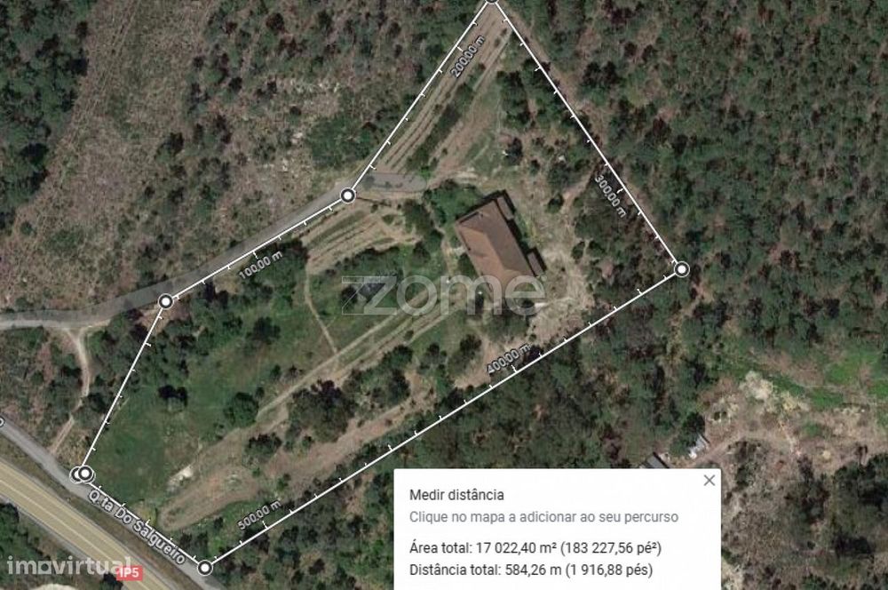 Moradia bifamiliar em construção com uma lago natural de nascente