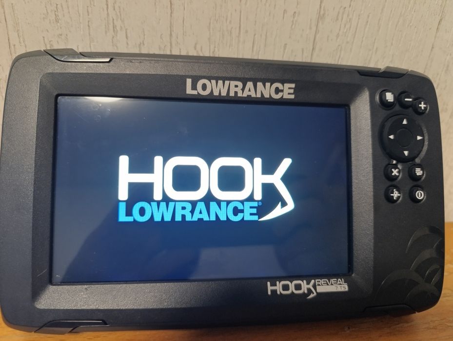 Продам ехолот Lowrance hook  reveal 7 tripleshot