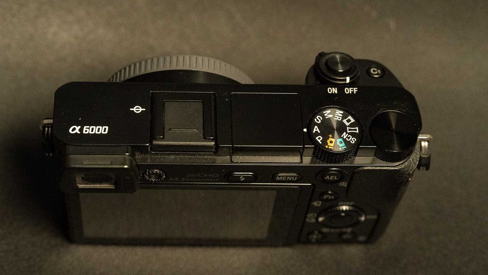 Sony A6000 – aparat bezlusterkowy – używany, w pełni sprawny