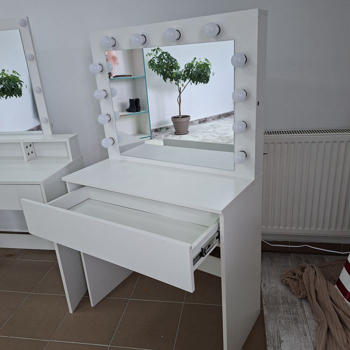 Biurko kosmetyczne z dużym lustrem i oświetleniem NOWE