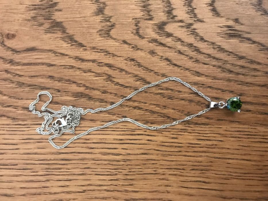 Argolas e fio com pendente (disponível em 4 cores diferentes)