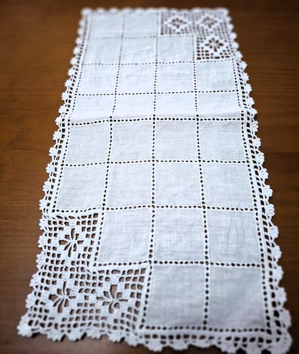 Conjunto de panos com renda branca e tecido