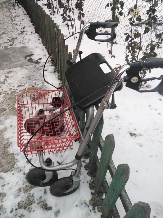 Ходунки на колёсах для инвалида