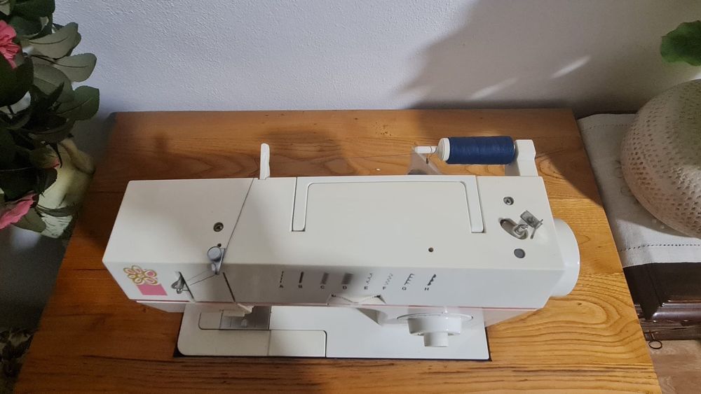 Máquina de Costura Singer com Móvel de Madeira