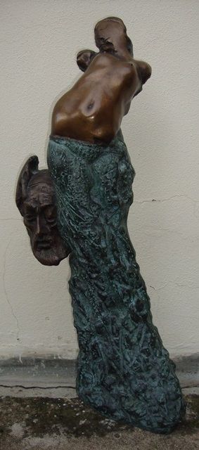 Rainha St. Isabel, escultura antiga em bronze