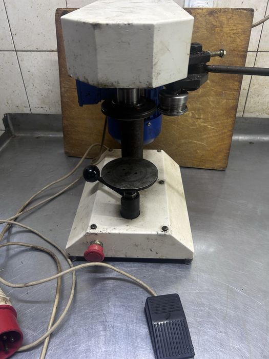 Закаточна машинка для скляних банок