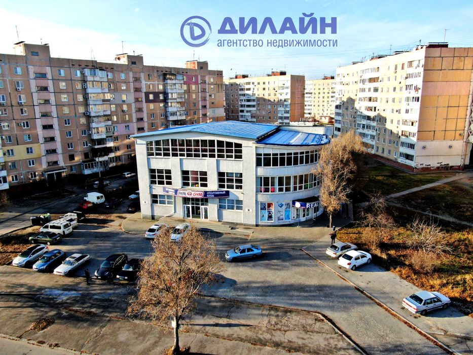 Здание на Южном микрорайоне, на фасаде улицы