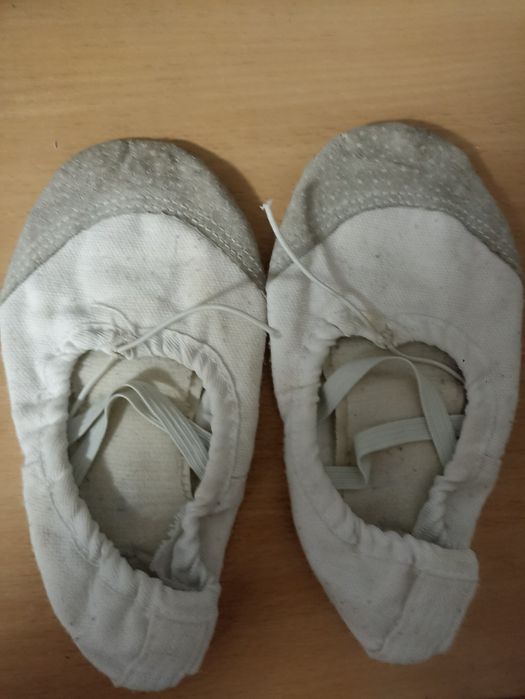 Продам чешки білого кольору та балетки чорного та білого кольору