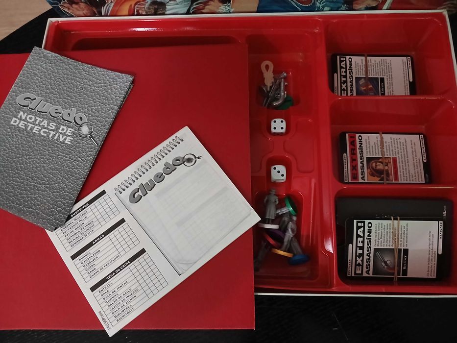 Jogo de tabuleiro Vintage clássico detetive completo versão de 1996. Usado mas está em bom estado e completo com todas as cartas e peças.