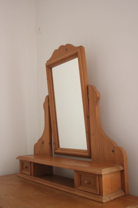 Cómoda de pinho com espelho