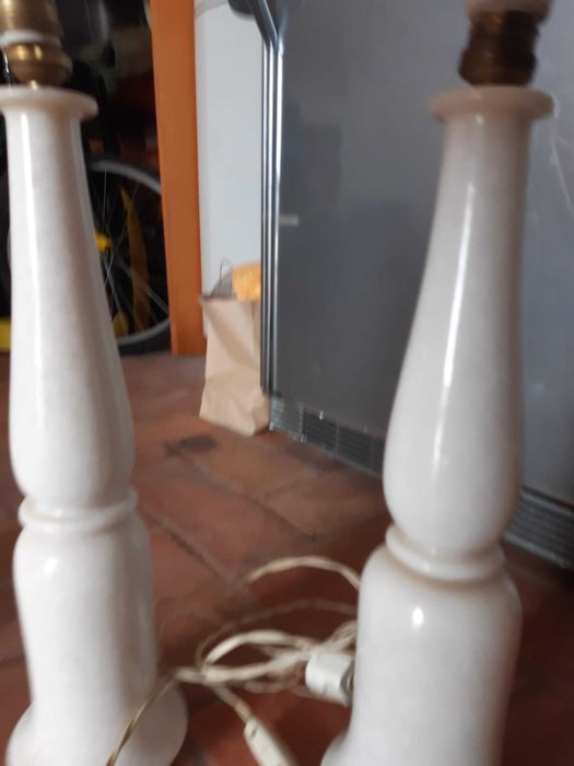 Candeeiros em mármore branco