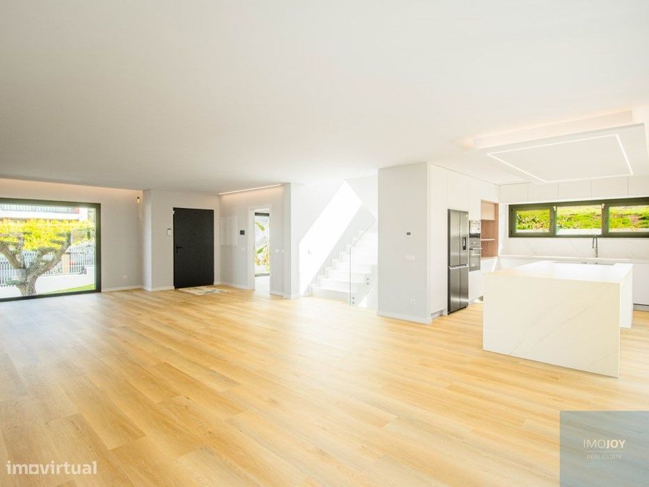 Moradia T5 com Piscina e Jardim no Arneiro