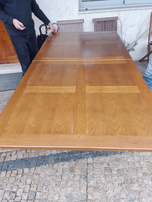 Mesa antiga, em bom estado